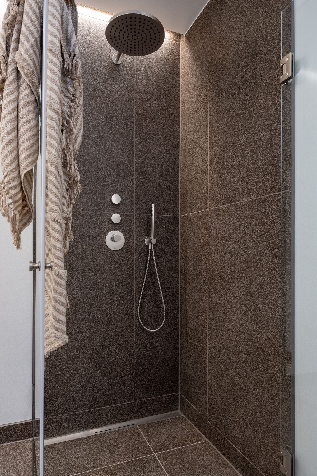 Dusjsonen med regnfallsdusj og integrert armatur Galleribilde