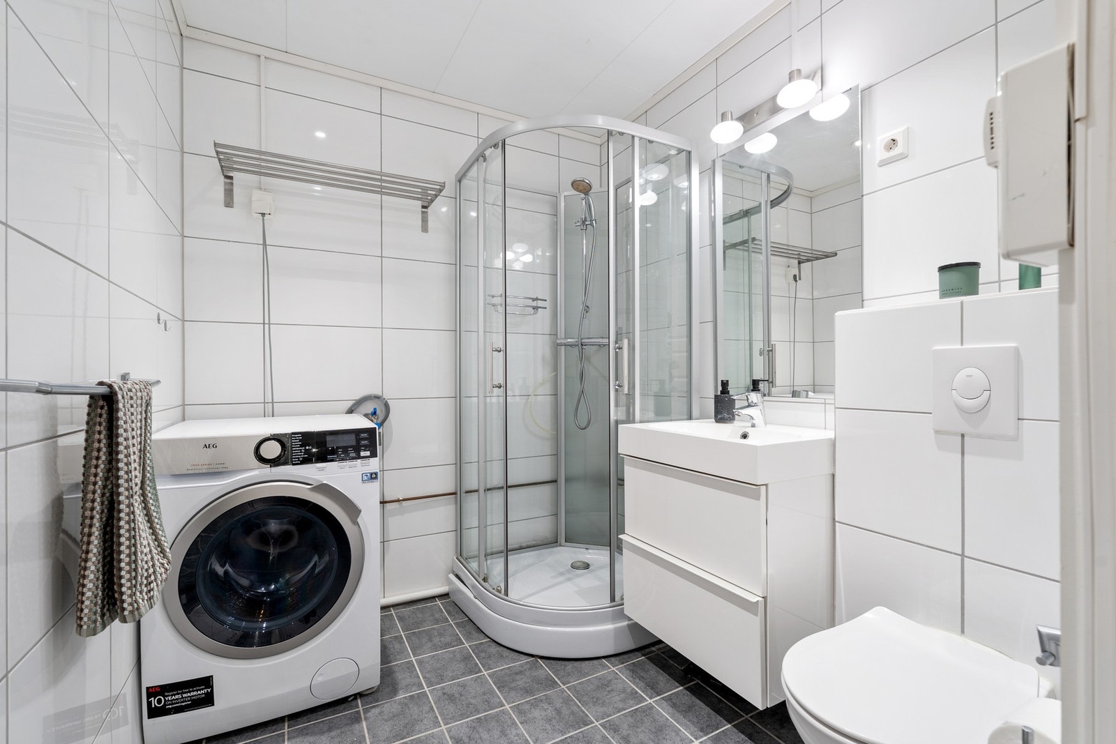 Pent flislagt bad med behagelig gulvvarme. Galleribilde