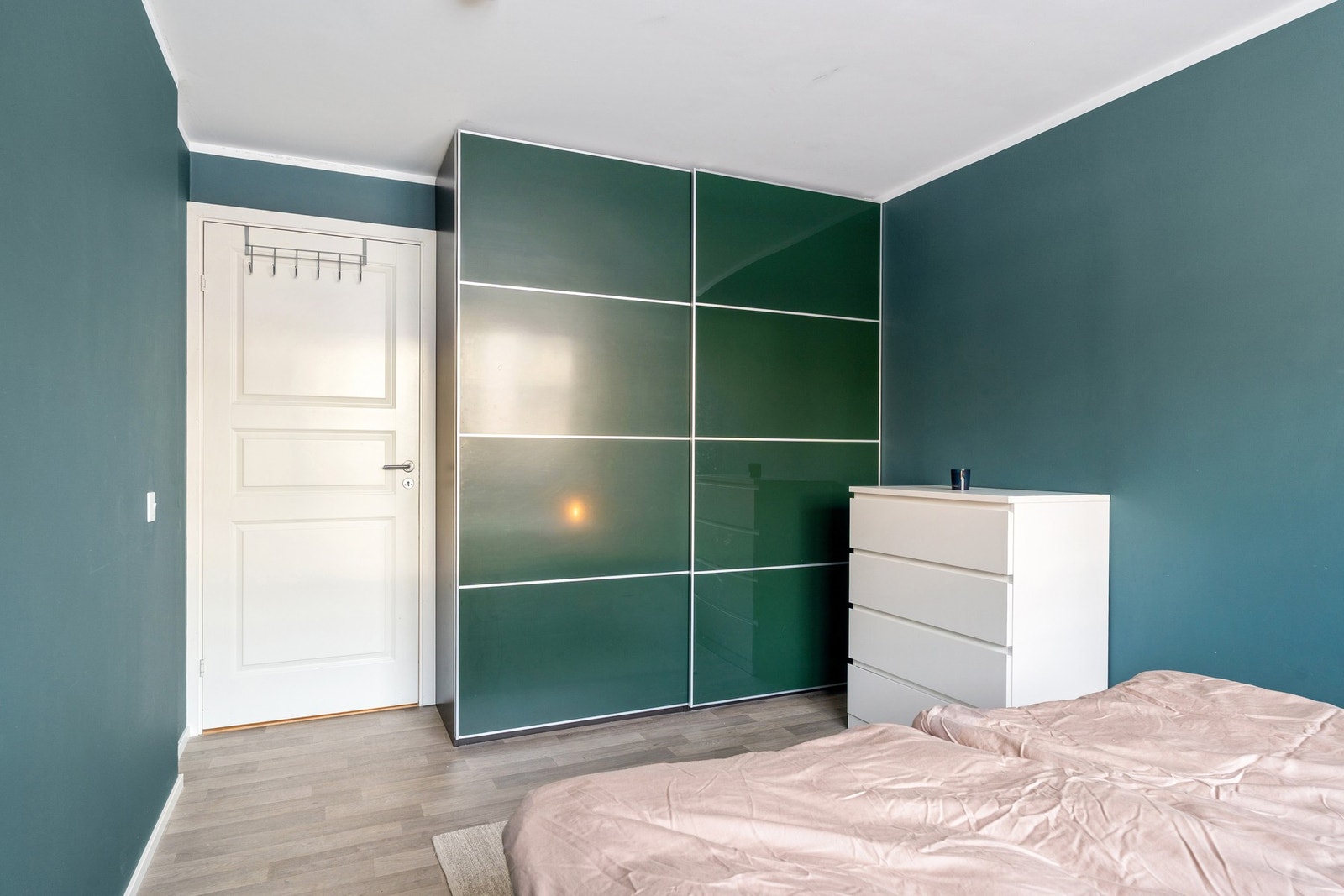 God plass til dobbeltseng og ulike garderobeløsninger. Galleribilde