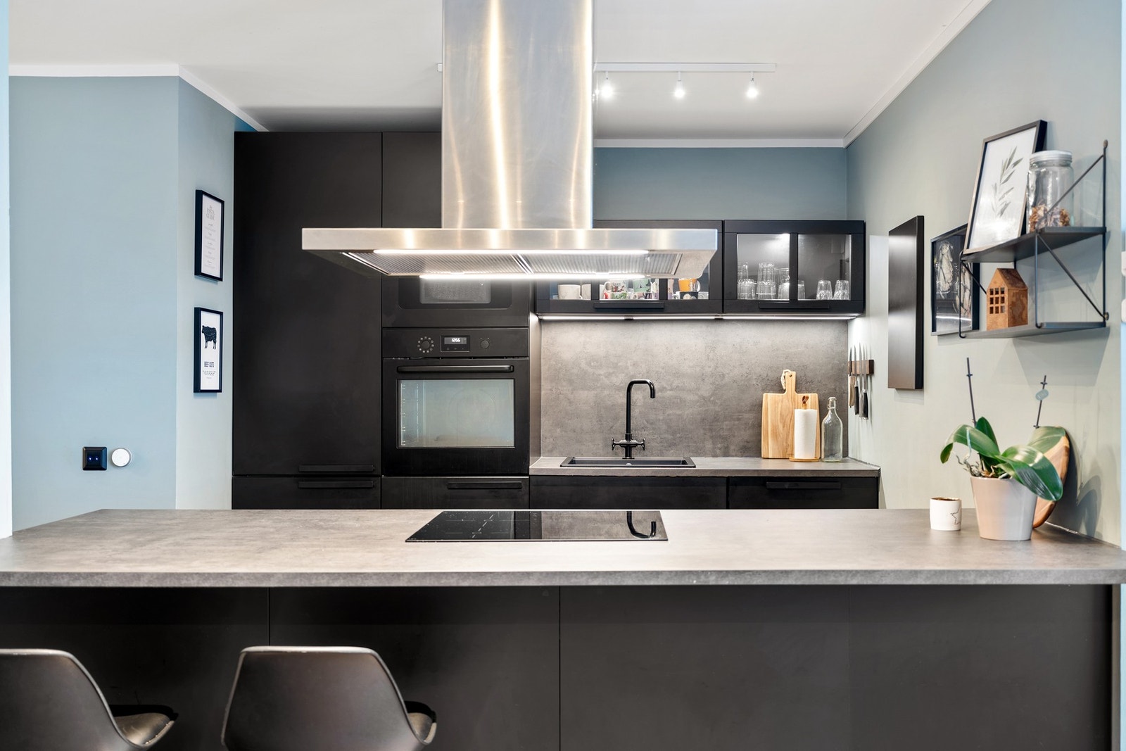 Kjøkkenet har integrerte hvitevarer som platetopp, stekeovn, mikroovn, oppvaskmaskin og kjøl/fryseskap. Galleribilde