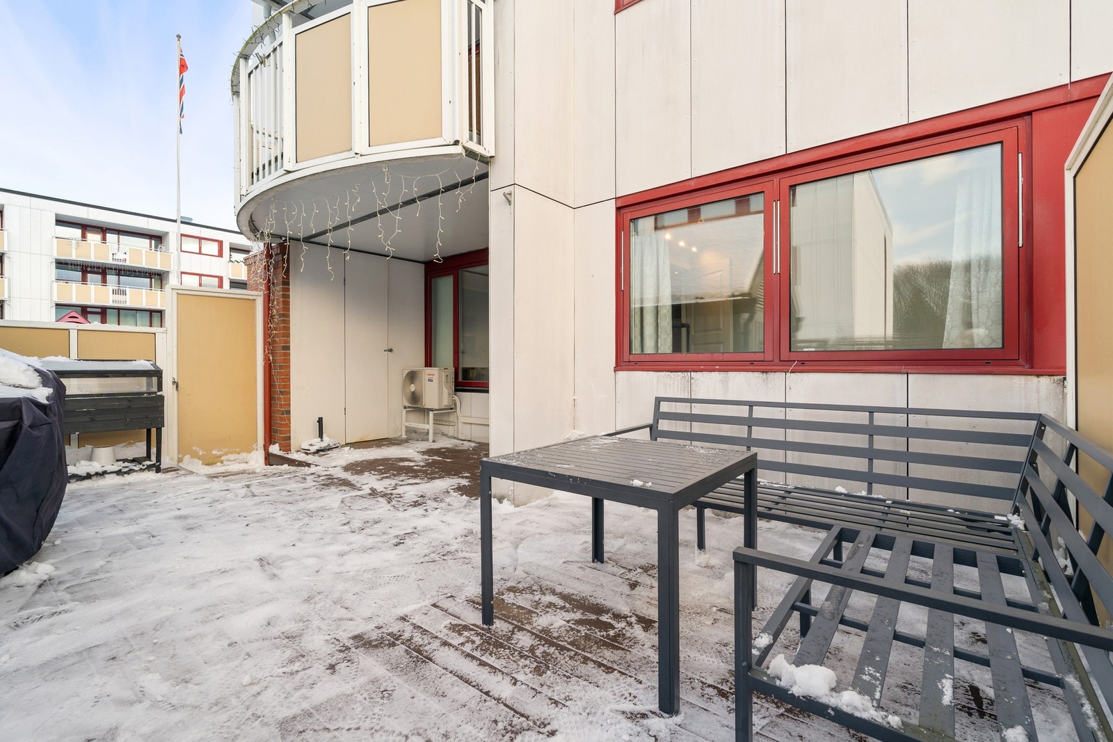 Som gir rikelig med plass til ønsket utemøbler, samt grill. Galleribilde