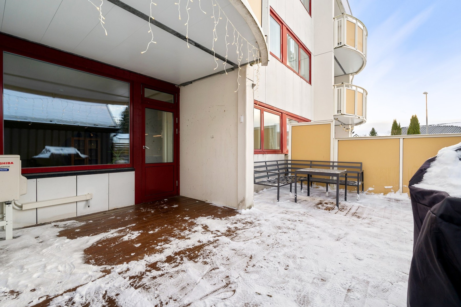 Fra stuen er det direkte utgang til en vestvendt terrasse med ypperlige solforhold. Galleribilde