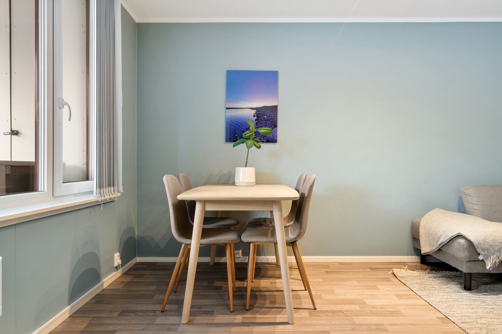 God plass langbord, perfekt for sosiale sammenkomster med venner og familie. Galleribilde