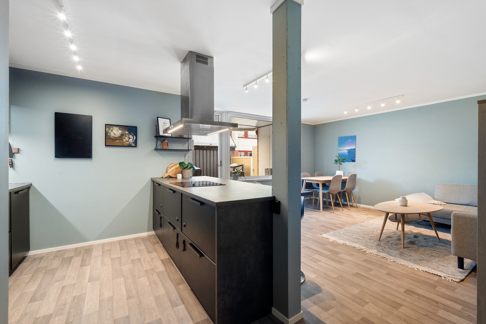 Benkeplaten stikker ut i rommet og fungerer som halvøy med sitteplasser. Galleribilde