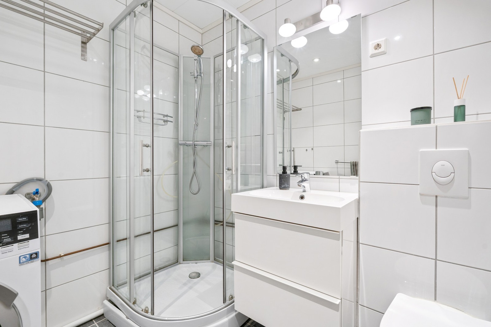 Badet er utstyrt med dusjkabinett, samt opplegg til vaskemaskin. Galleribilde