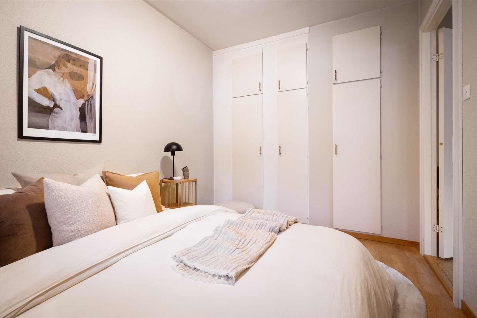 Rommet er innredet med garderobeskap og det er god plass til stor seng og nattbord. Galleribilde
