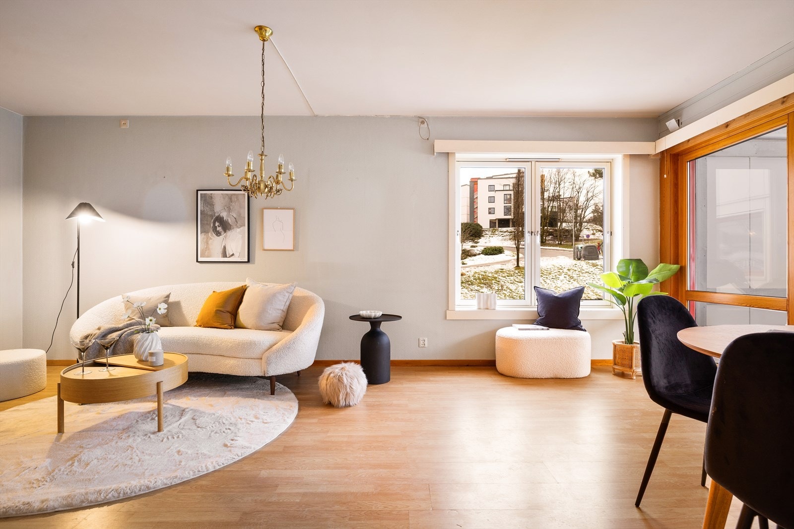Overflatene er malt i lyse og behagelige farger. Galleribilde