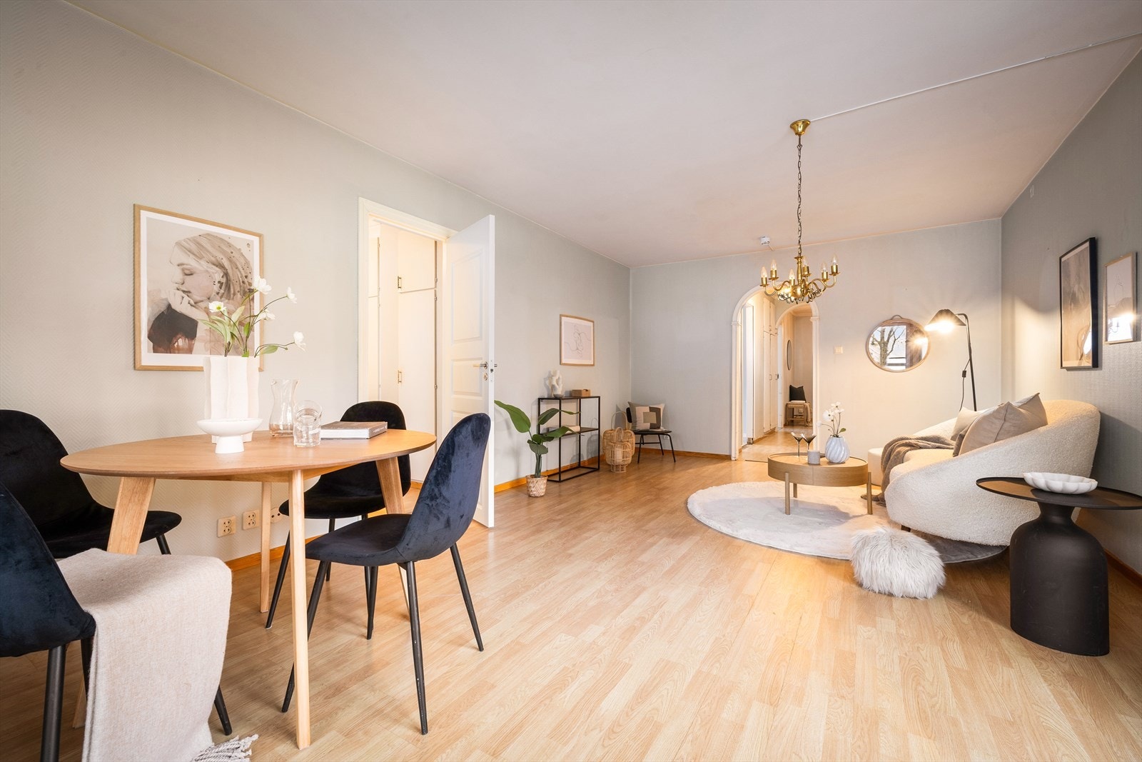 Det er god plass til å innrede med både sofagruppe og spisebord. Galleribilde