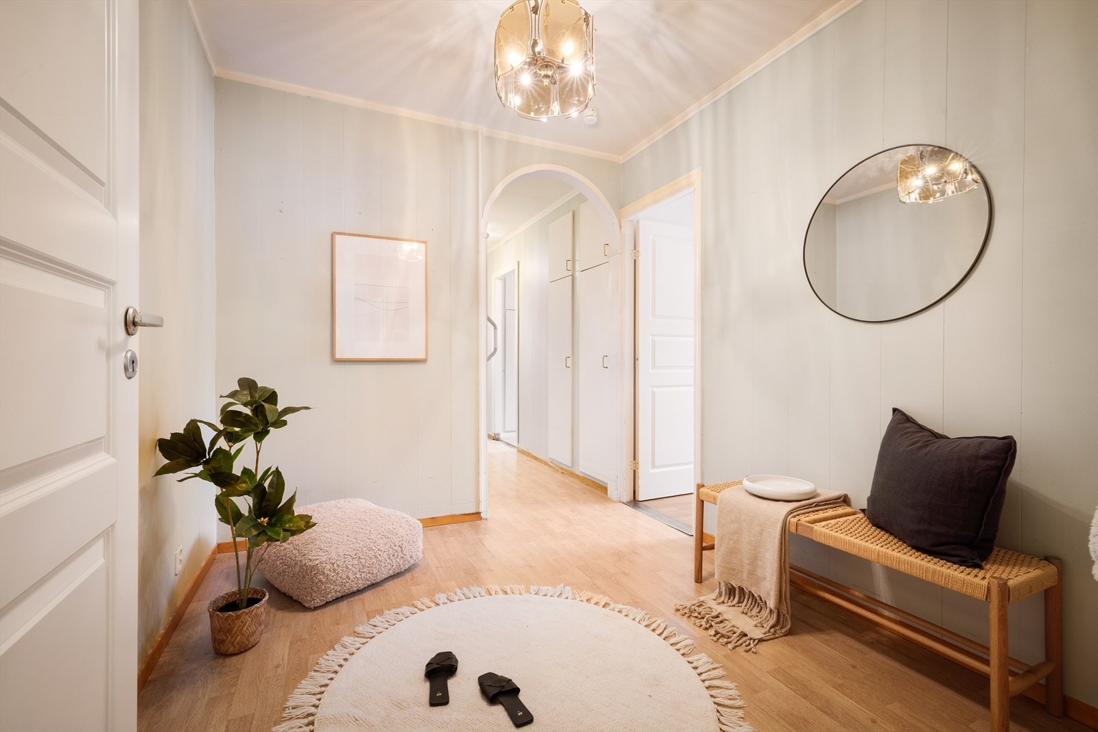 Lys og romslig entrè. Galleribilde