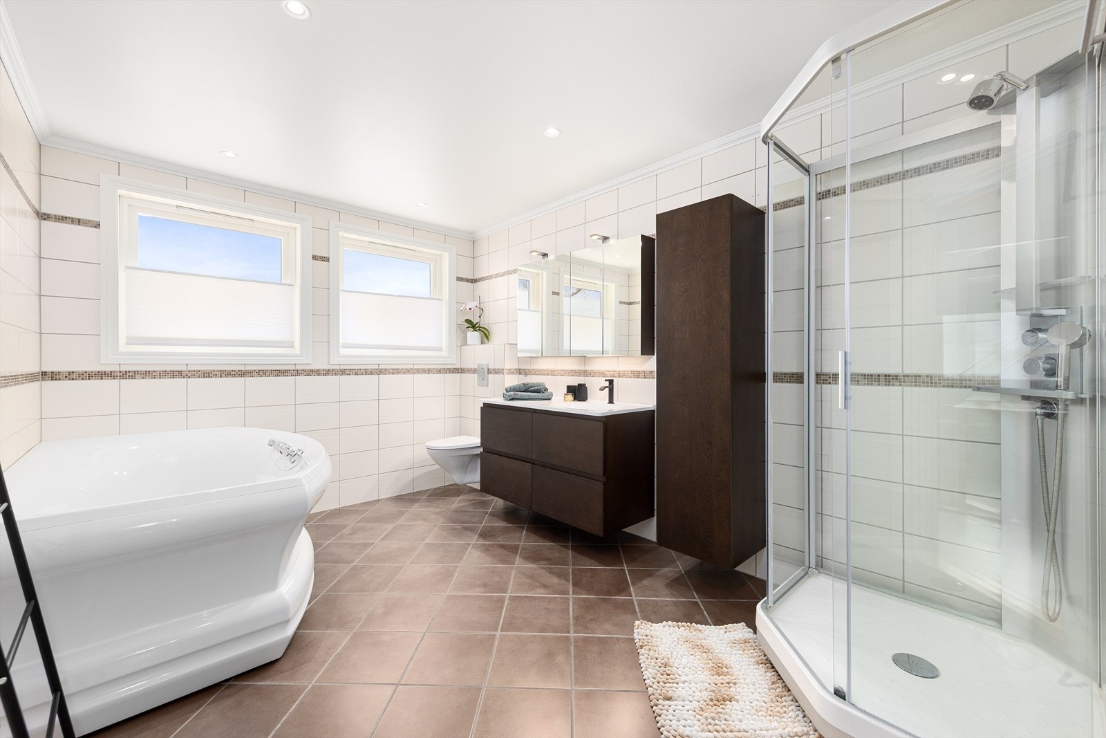 Flott flislagt bad med både massasje boblekar, dusjkabinett samt ny innredning (montert høsten 2025) Galleribilde