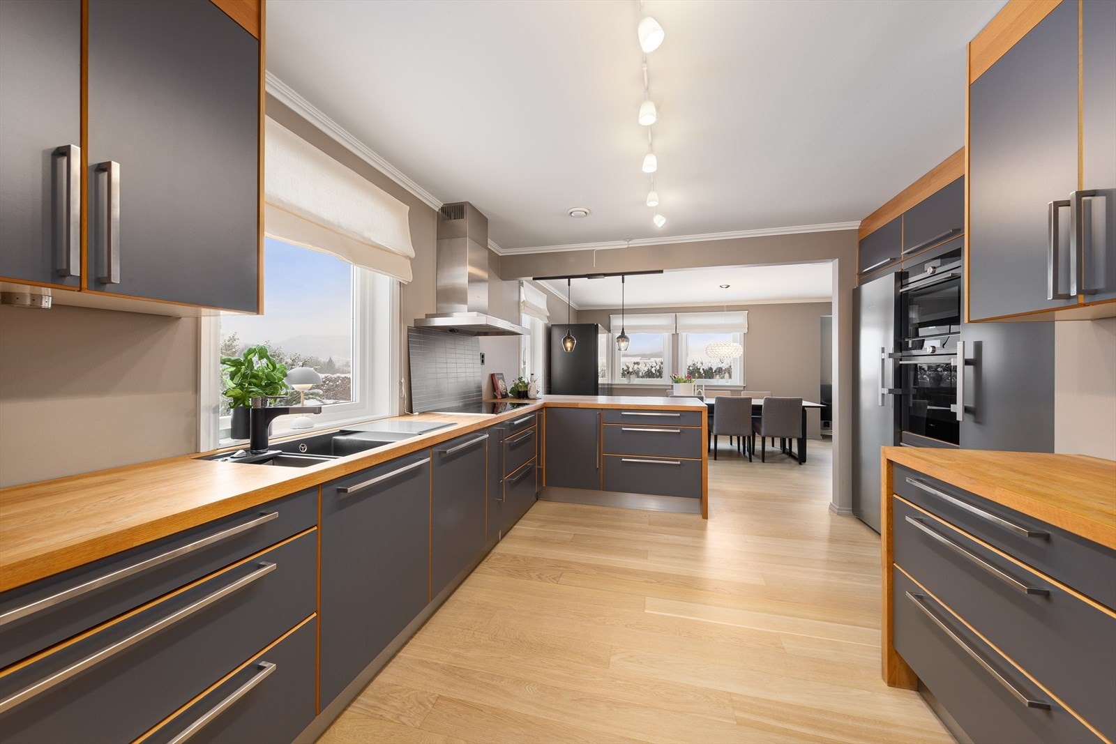 Kjøkkenet har integrerte hvitevarer fra Siemens. 2 kjøleskap, 2 stekeovner med damp hvor av den ene har også mikro funksjon. Montert 80cm induksjon koketopp. Galleribilde