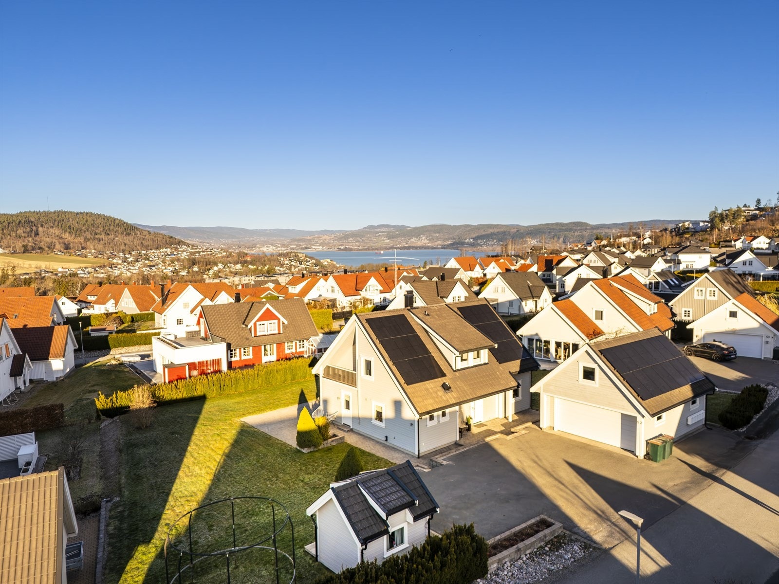 Boligen har solcelle anlegg på som gir ca 10 000 kWh pr år. Galleribilde