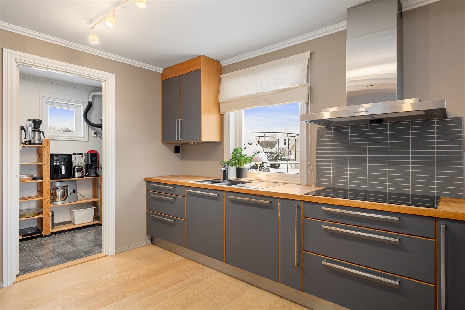 I forbindelse med kjøkkenet er det et teknisk rom/bod. Galleribilde