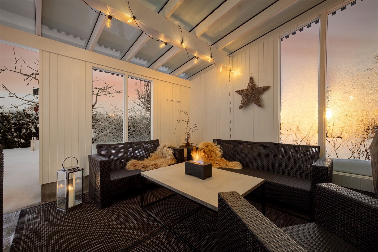 Fra stuen er det utgang til koselig hagestue. Perfekt for lune kvelder. Galleribilde