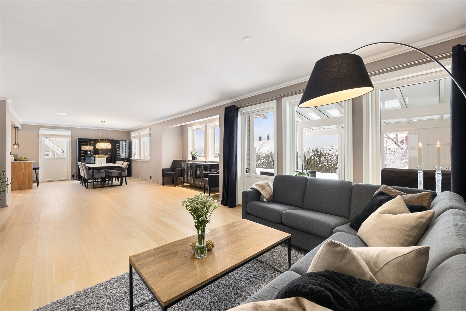 Fra stuen er det 2 utganger til hagen Galleribilde