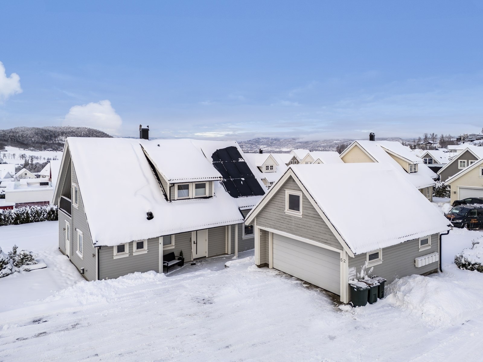 Romslig gårdsplass samt dobbelgarasje med hems. Galleribilde