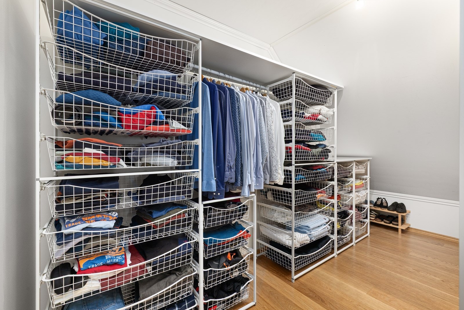 I forbindelse med hovedsoverommet er det et eget garderoberom Galleribilde