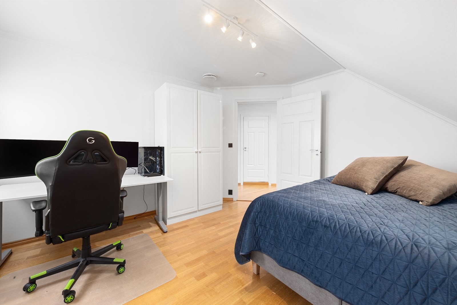 Soverom2 har også garderobeskap Galleribilde