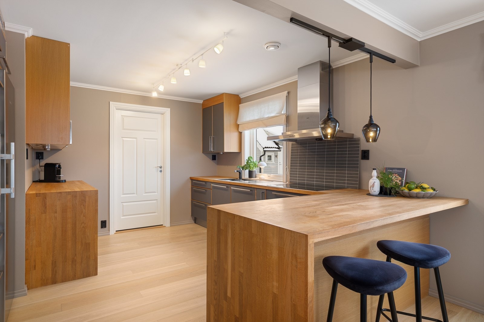 Pent kjøkken fra HTH med integrerte hvitevarer fra Siemens. Galleribilde