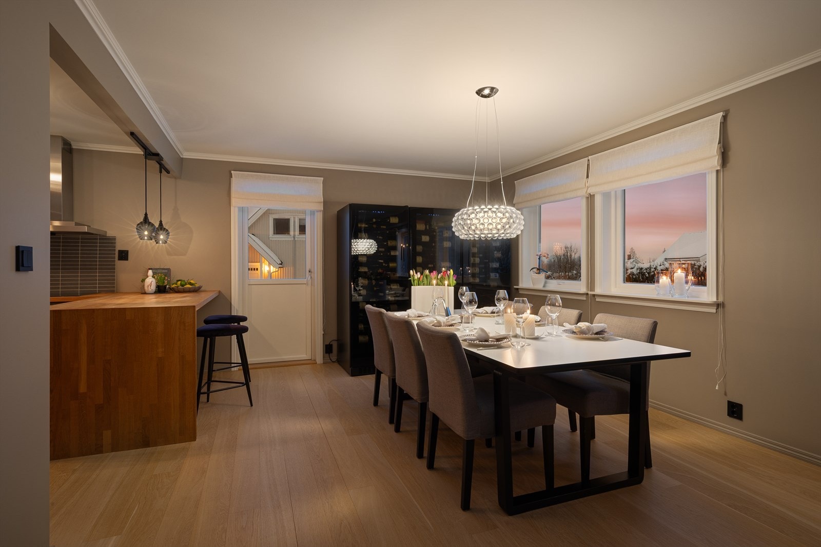 Direkte utgang til hagen fra kjøkkendelen Galleribilde