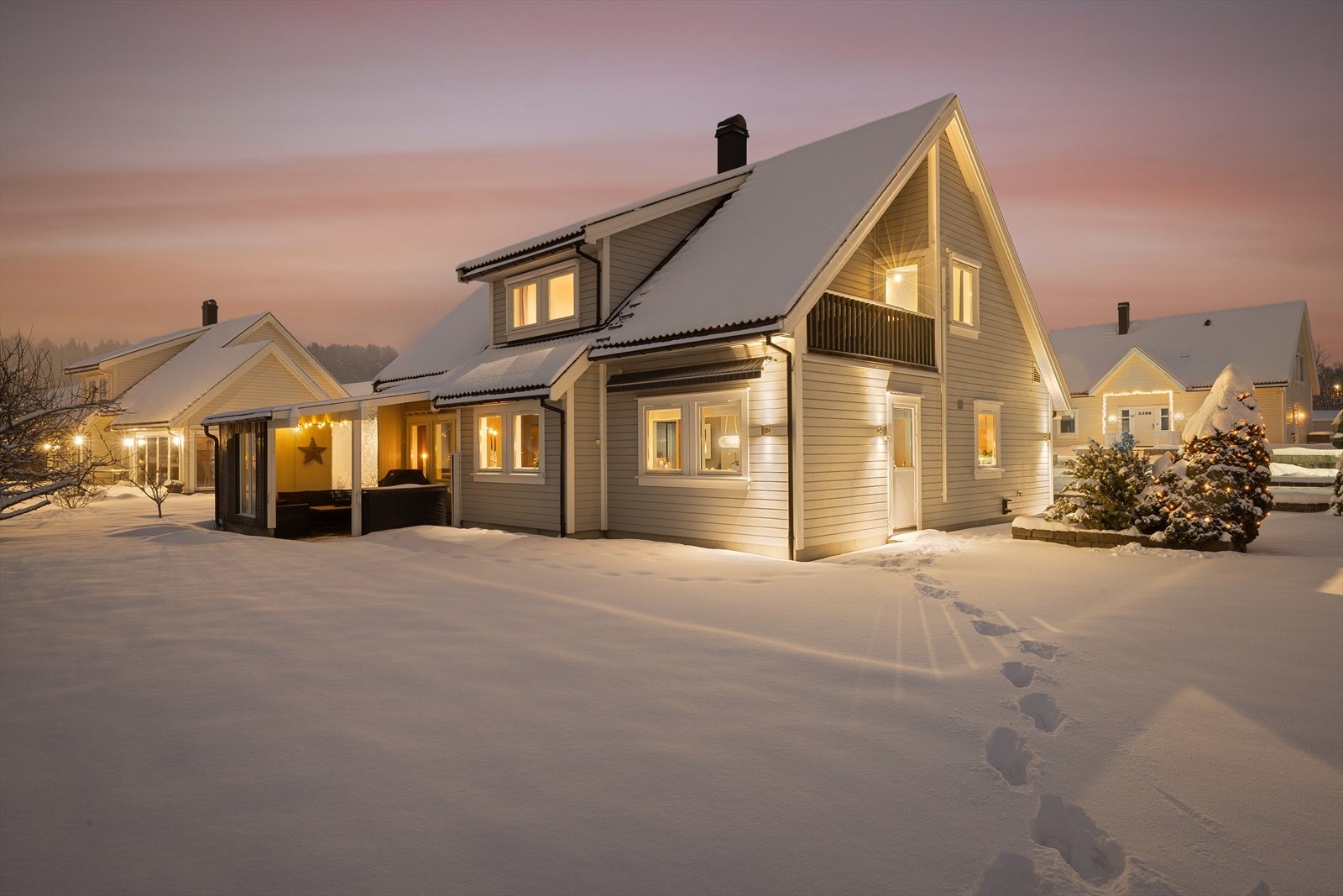 Velholdt enebolig på stor flat tomt Galleribilde