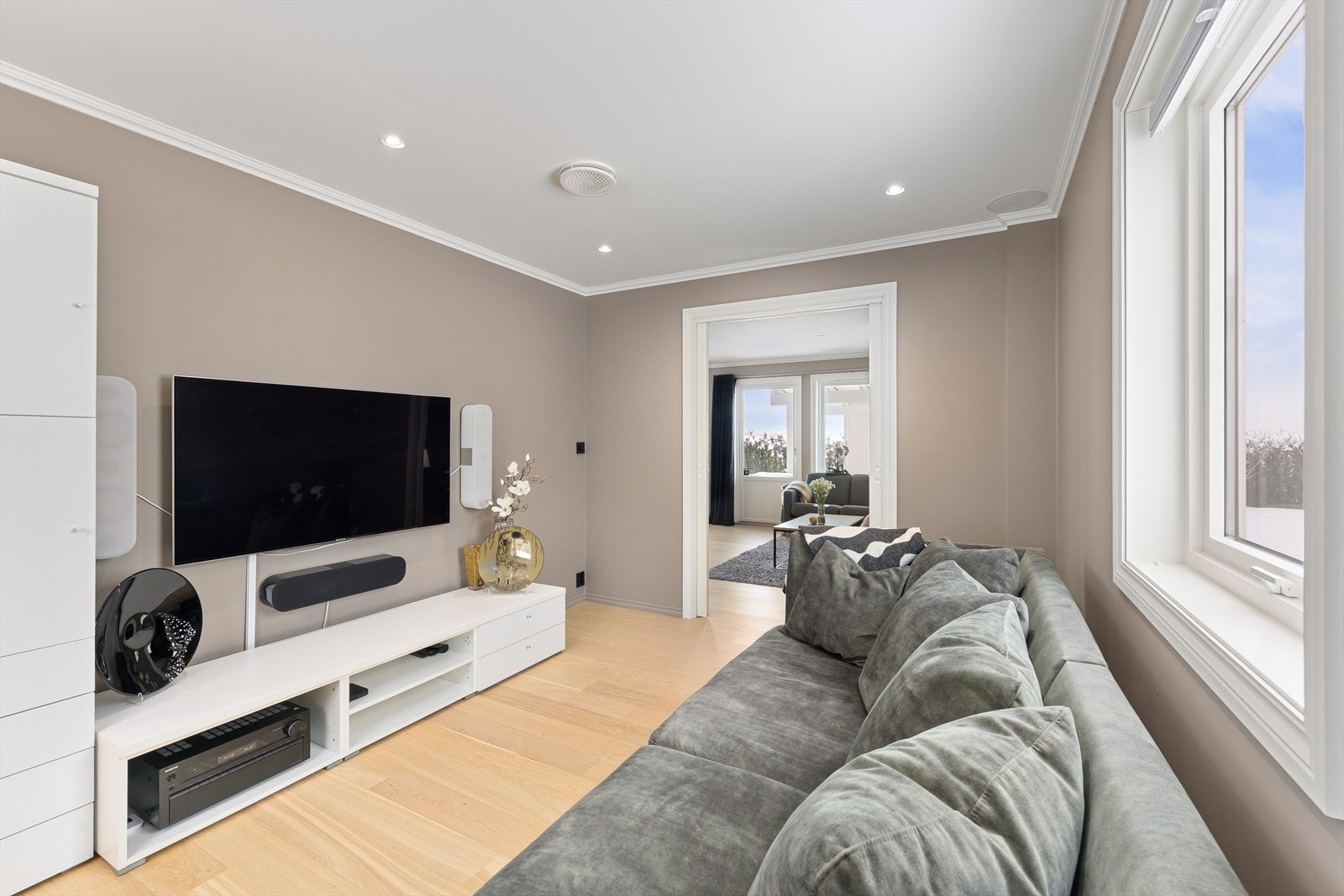 Praktisk tv-stue som er adskilt fra resten av stuen. Galleribilde