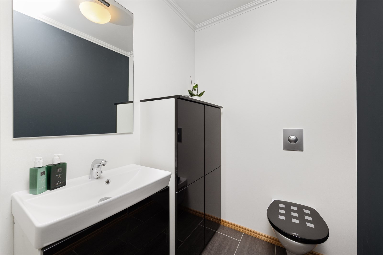 Separat toalett rom i 1. etasje Galleribilde