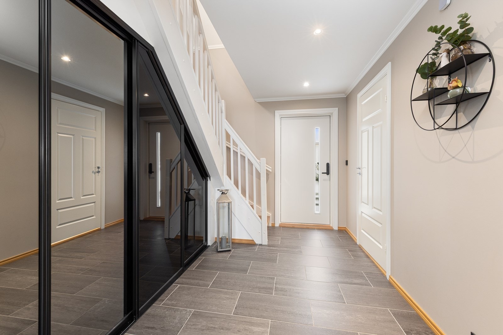 Velkommen inn. Lys og romslig entré med gode oppbevaringsmuligheter Galleribilde