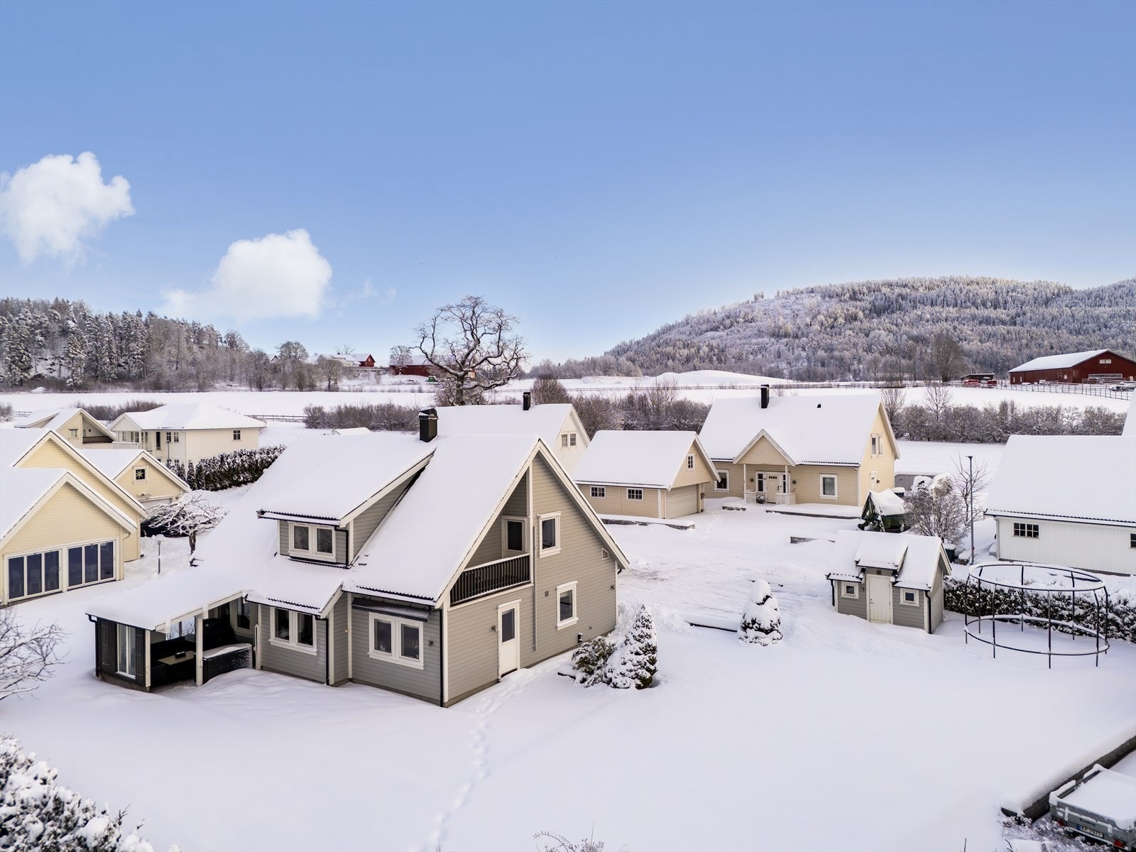 Huset er beliggende på en romslig og flat tomt. Satt opp egen dukkestue. Galleribilde