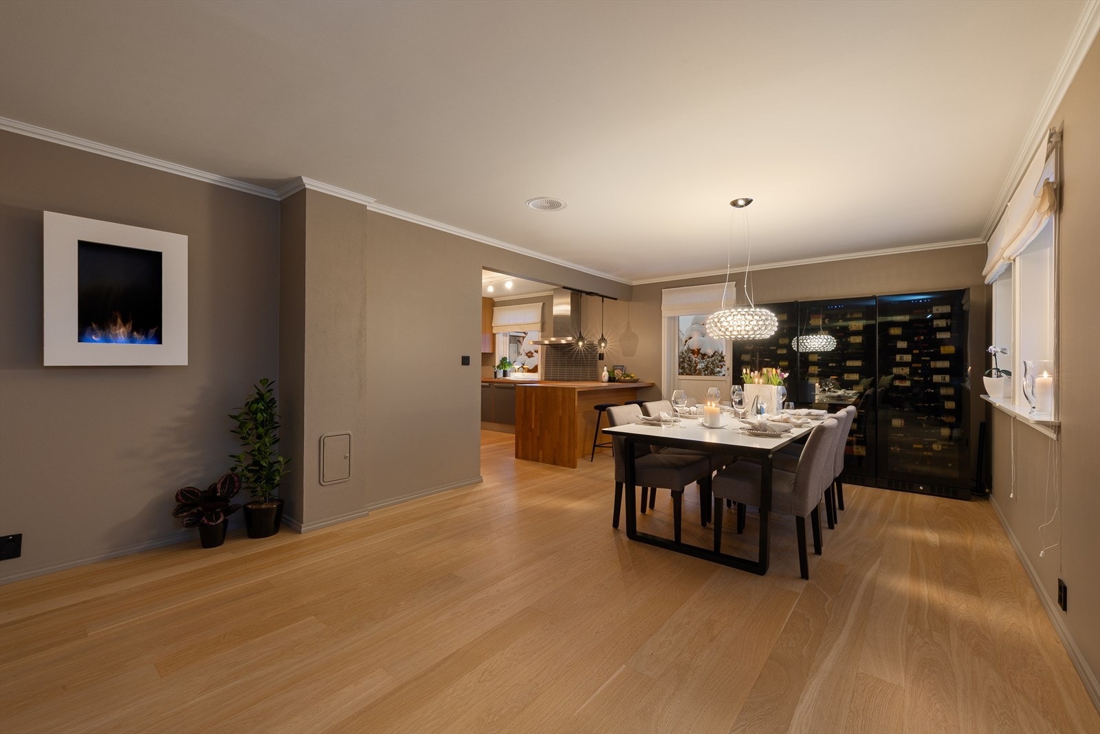 Spisestue i tilknytning til kjøkkenet. Her er det også mulig å tilkoble et ildsted. Galleribilde