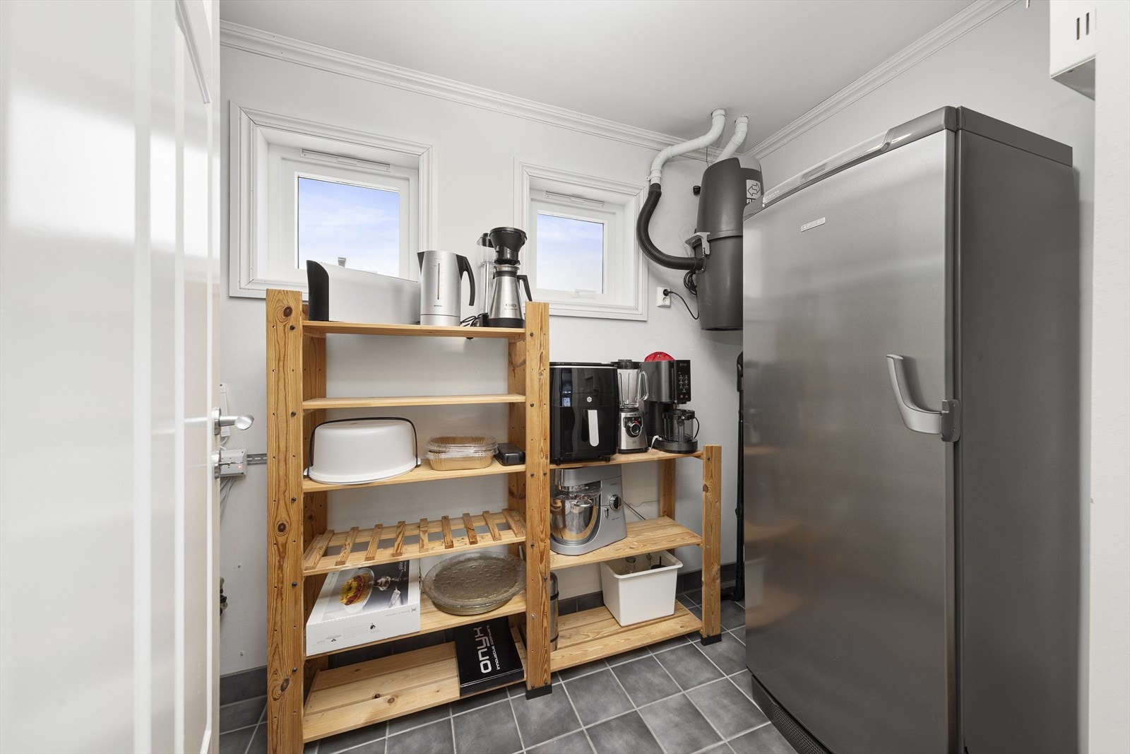 Teknisk rom/bod med sentralstøvsuger og balansert ventilasjon Galleribilde