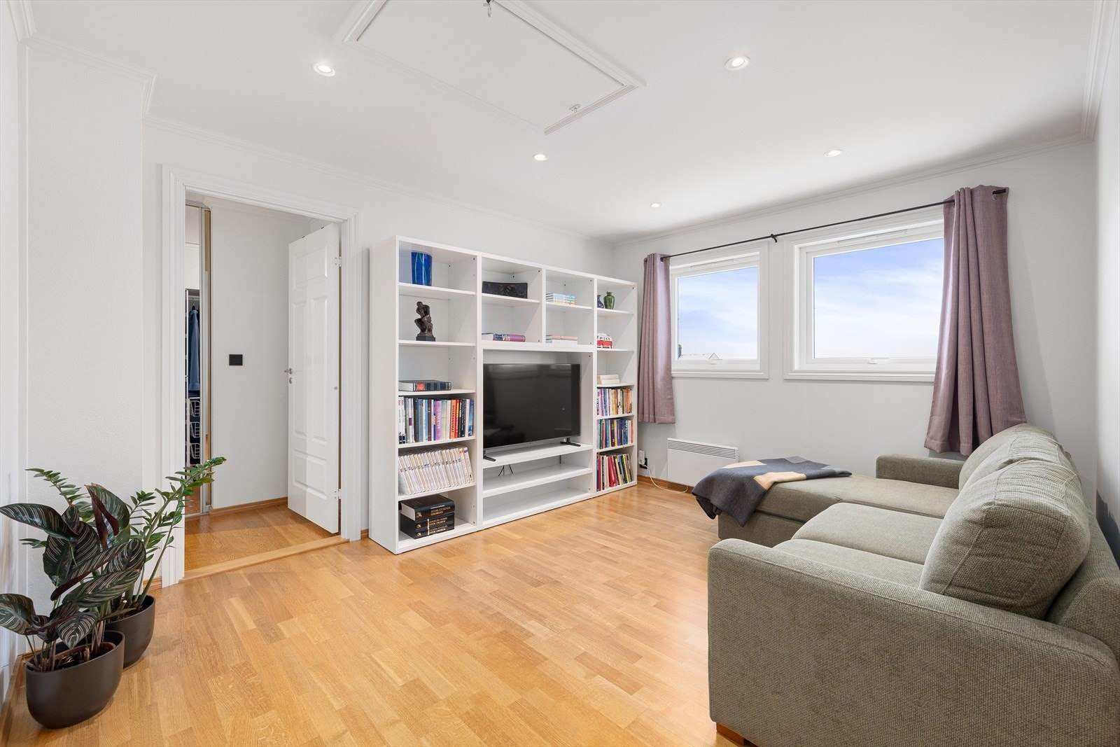 I boligens 2. etasje er det en egen tv stue. Rommet kan enkelt oppdeles til ekstra soverom. Det er for øvrig 3 gode soverom i 2. etasjen. Galleribilde