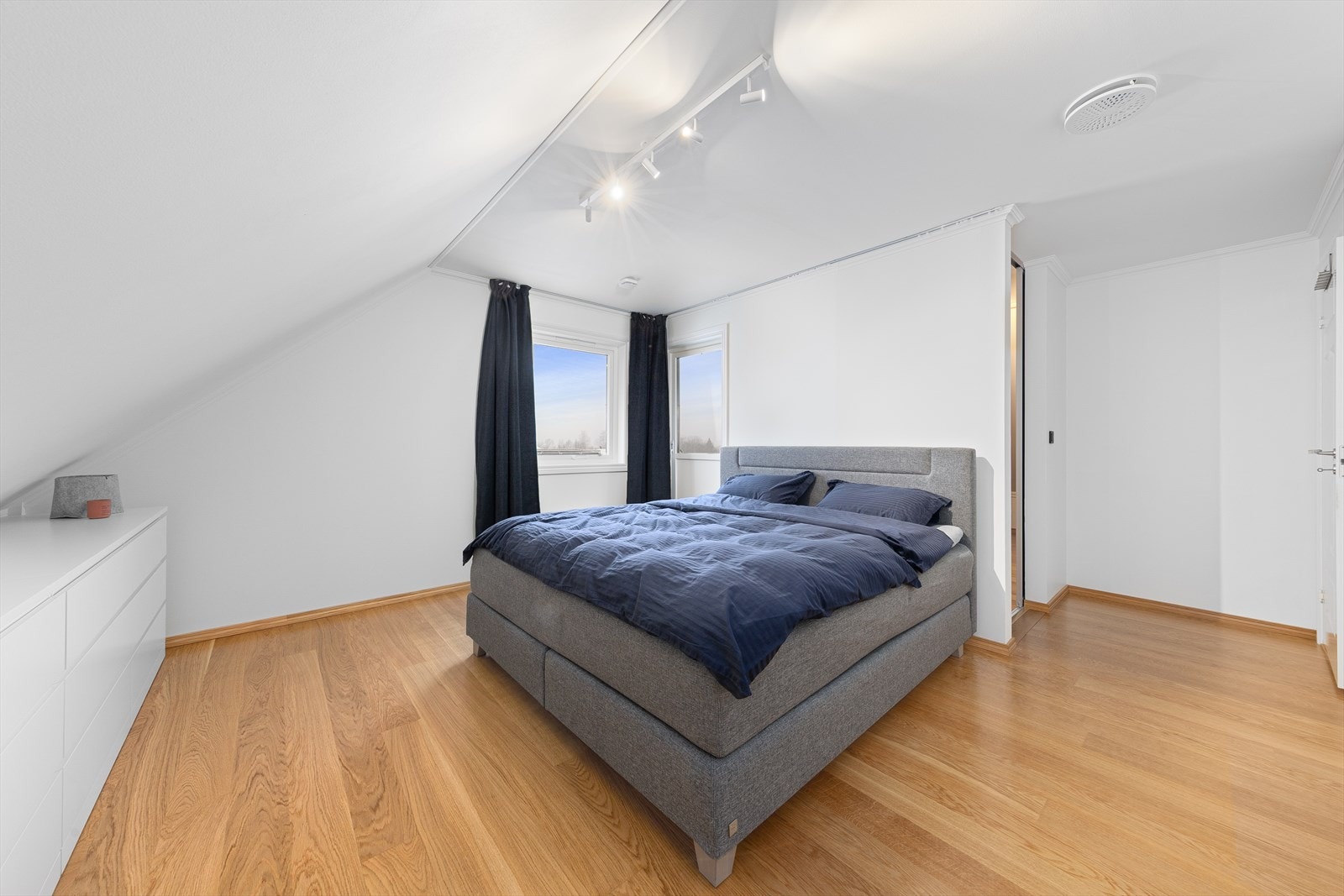 Hovedsoverom med utgang til luftebalkong samt eget garderoberom Galleribilde