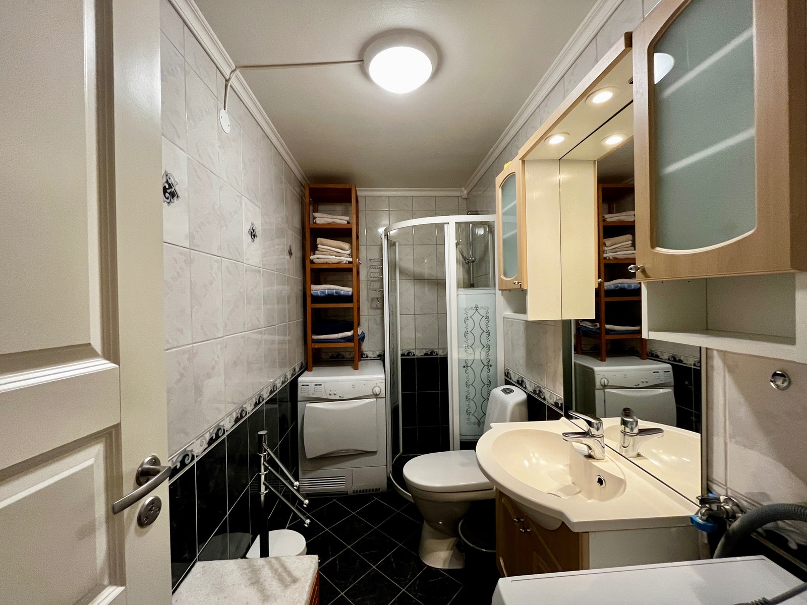 Bad med dusj, vaskemaskin og tørketrommel. Galleribilde