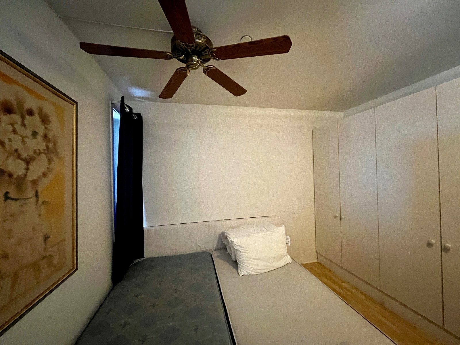 Romslig soverom med god garderobeplass. Galleribilde