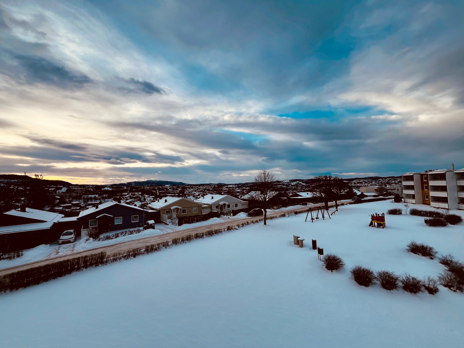 Pen utsikt fra balkong. Lekeplass i borettslagets fellesområde. Galleribilde