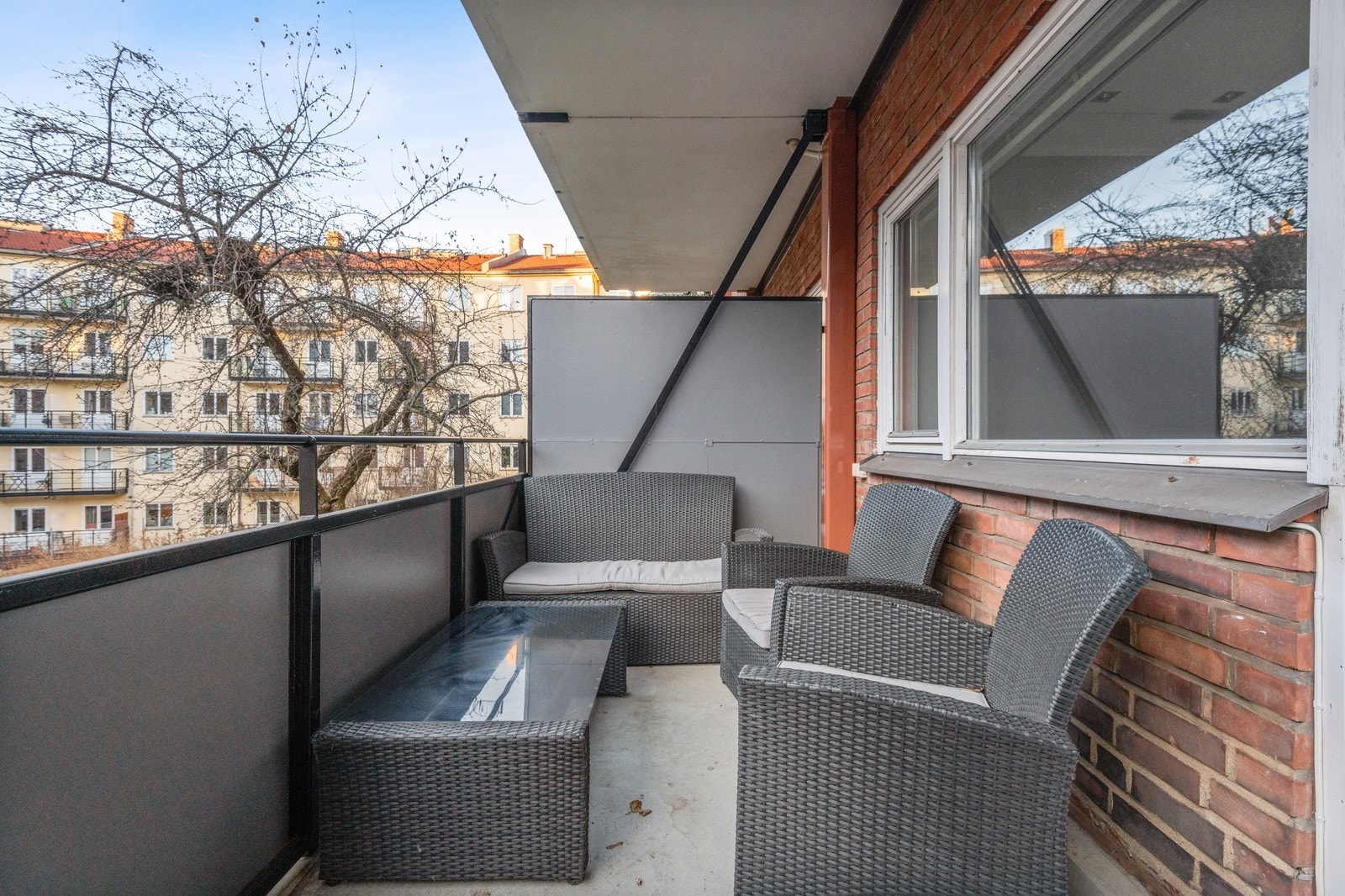 Romslig balkong Galleribilde