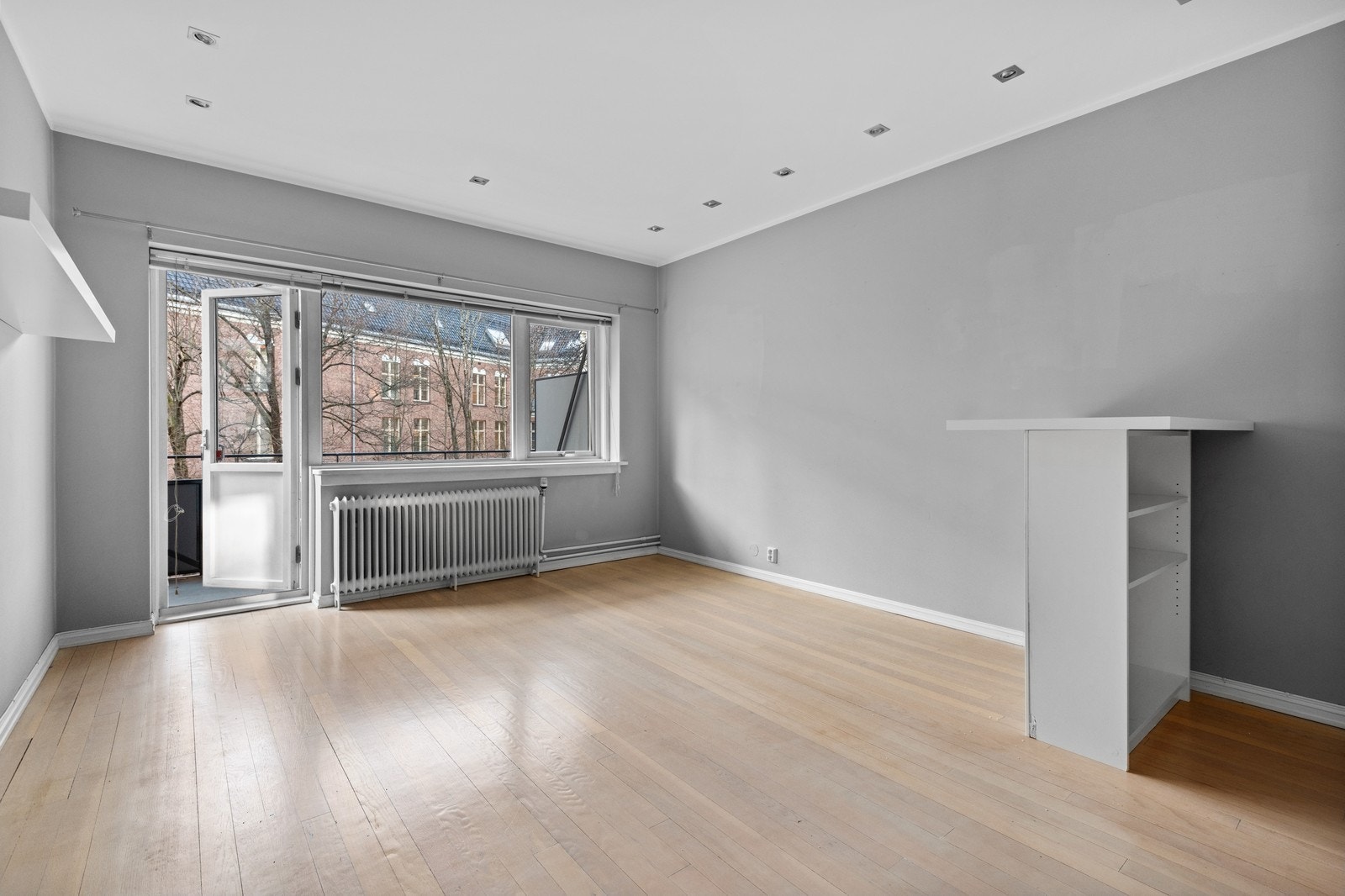 Romslig og lys stue. Galleribilde