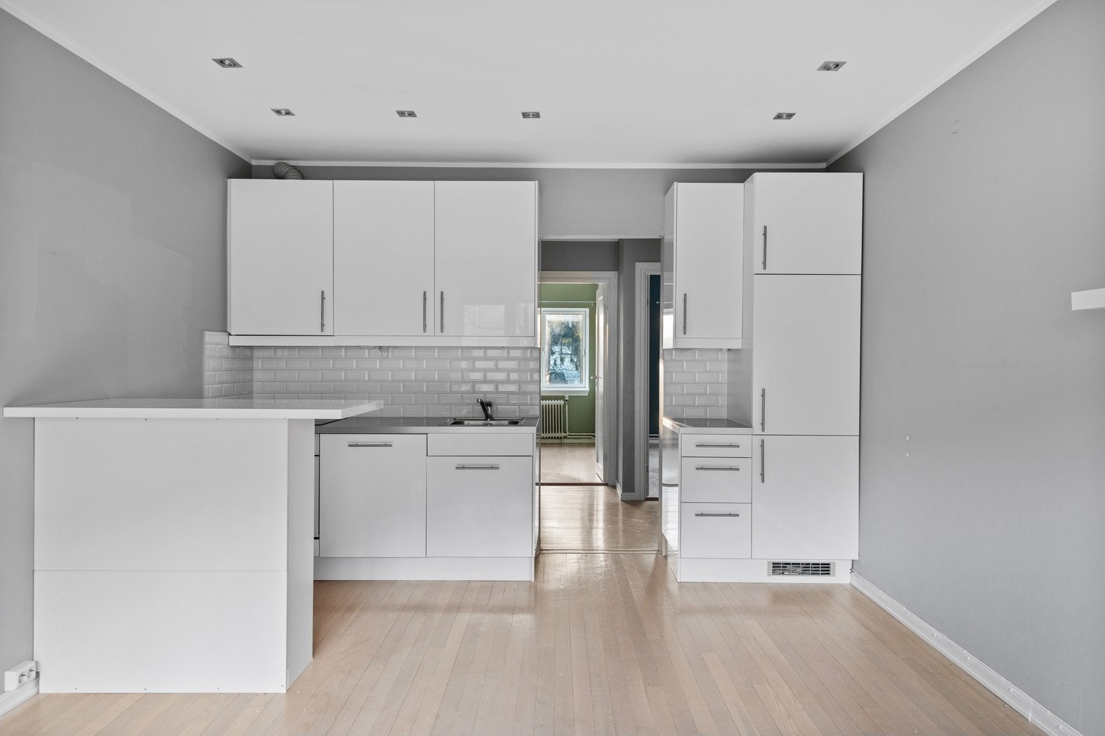 Lyst kjøkken med hvitevarer Galleribilde