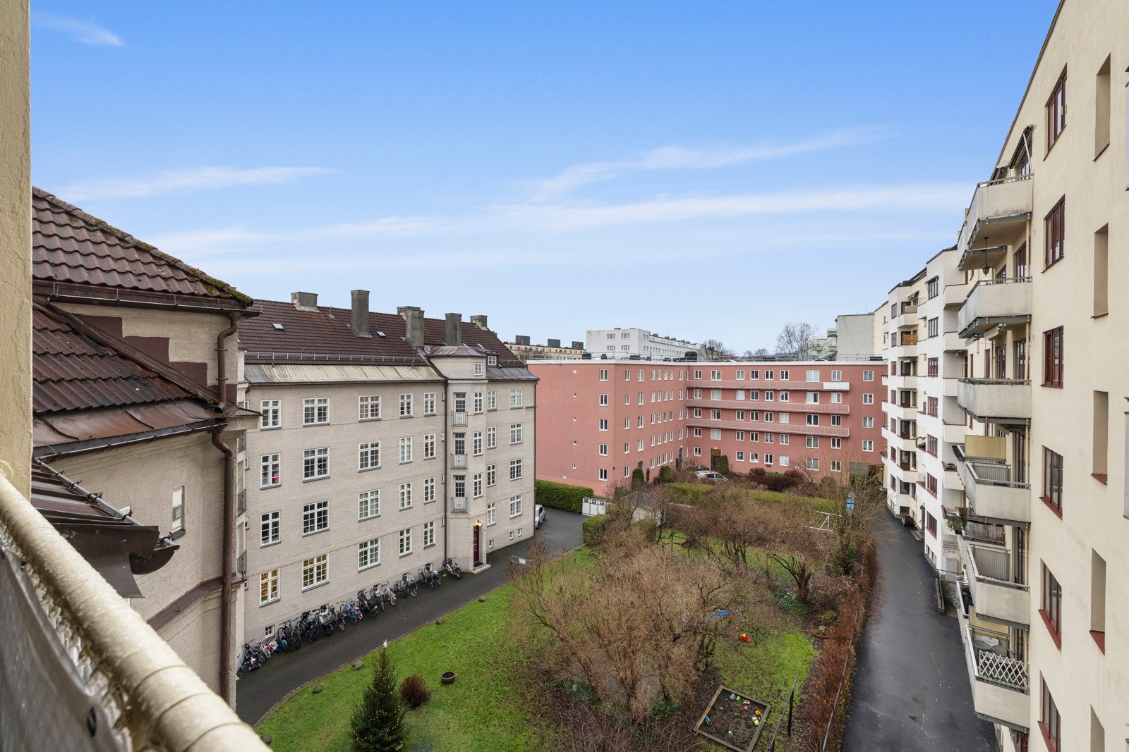 Fra balkongen er det utsikt mot bakgården. Galleribilde