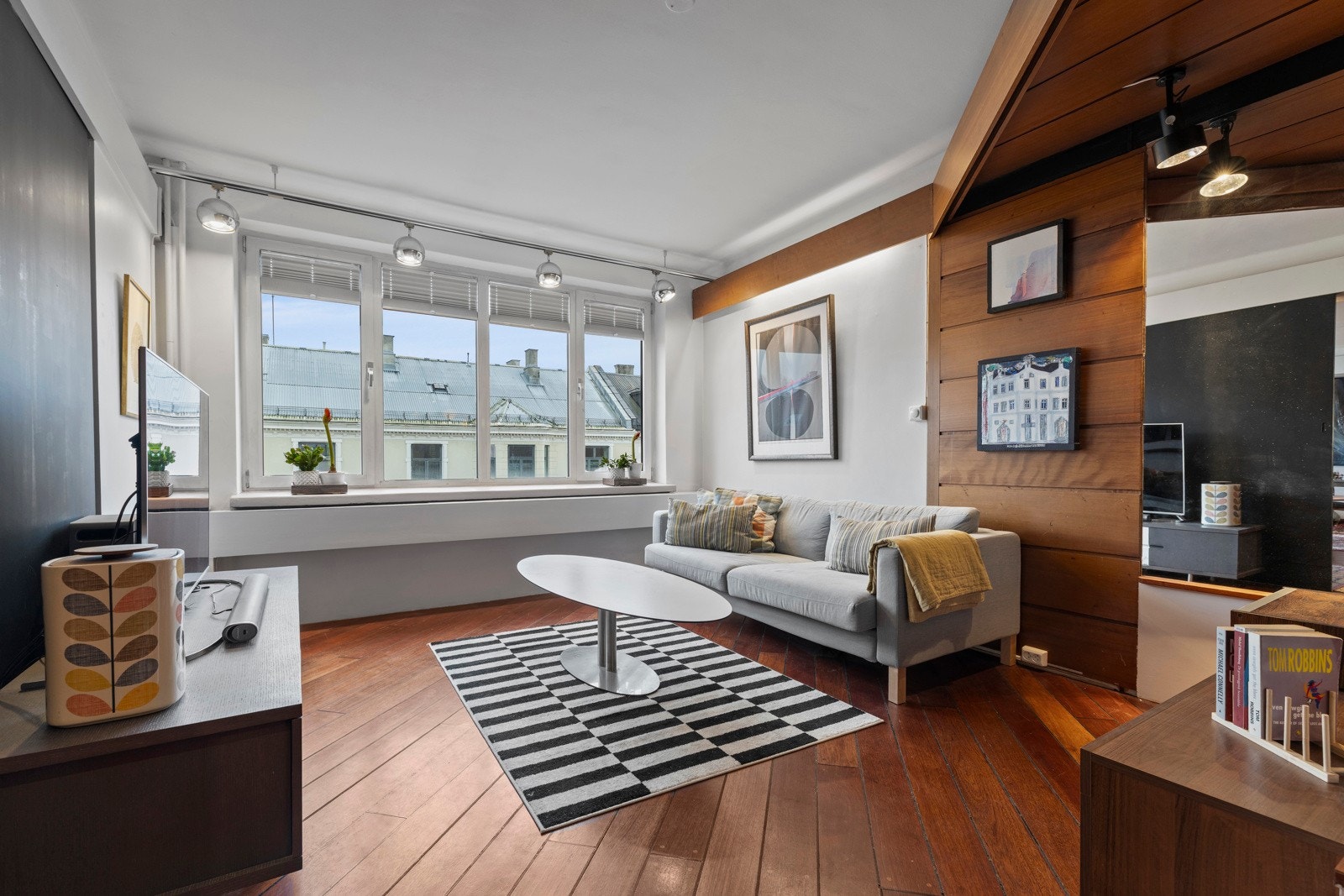 Tv-stue, som har både tilknytning til stuen og badet. Galleribilde