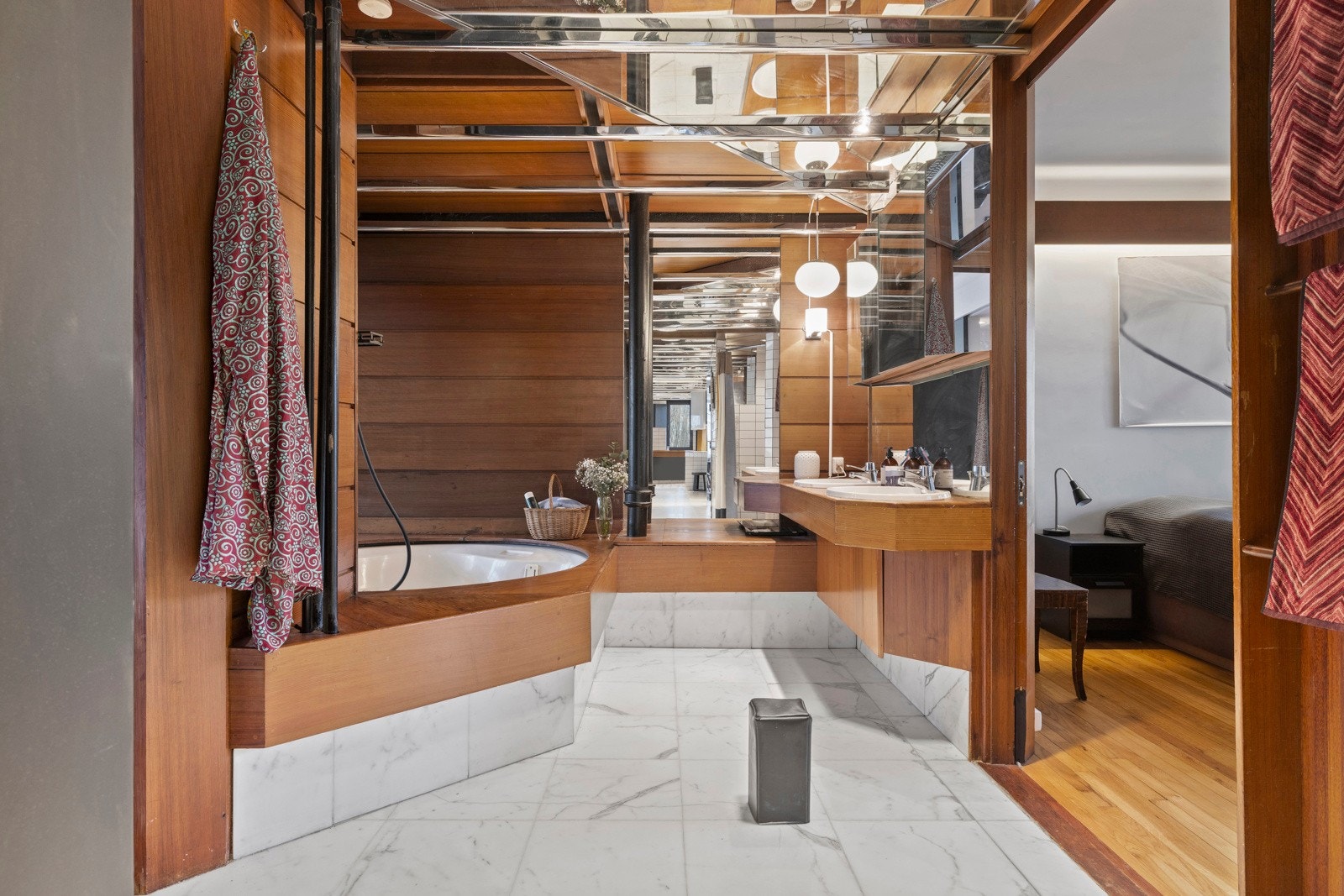 Badet er fra 1985 og er flislagt med vannbåren gulvvarme. Galleribilde