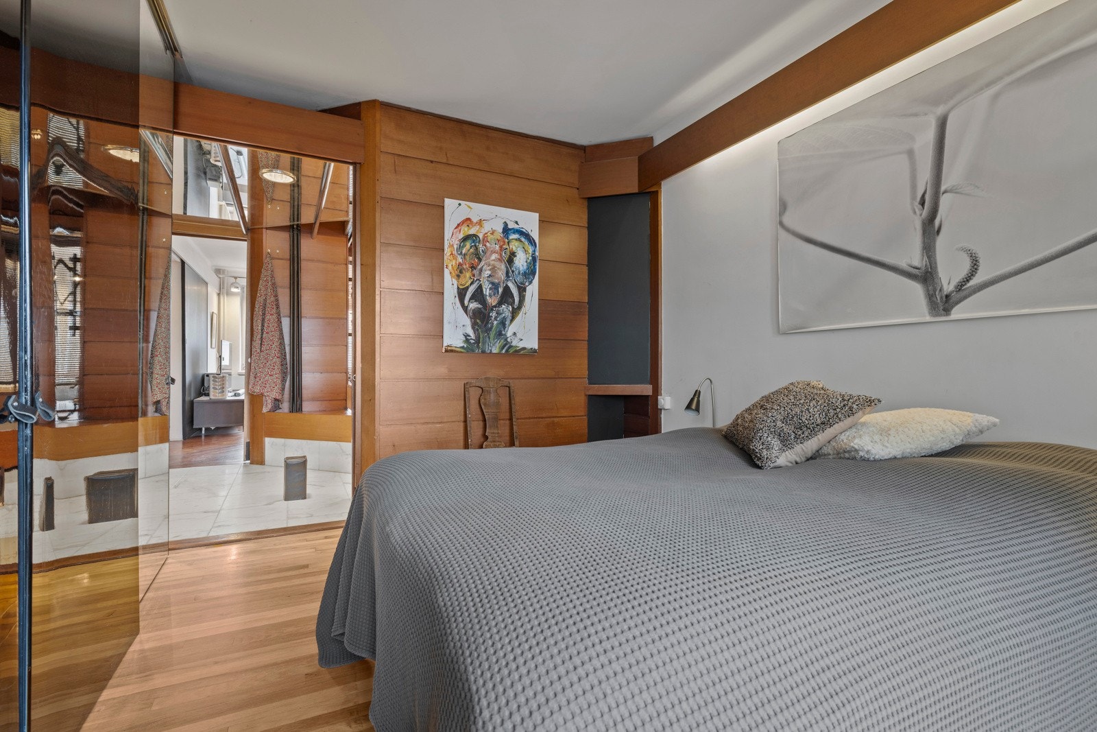 Hovedsoverommet er romslig og har god plass til dobbeltseng og nattbord på hver sin side. Galleribilde