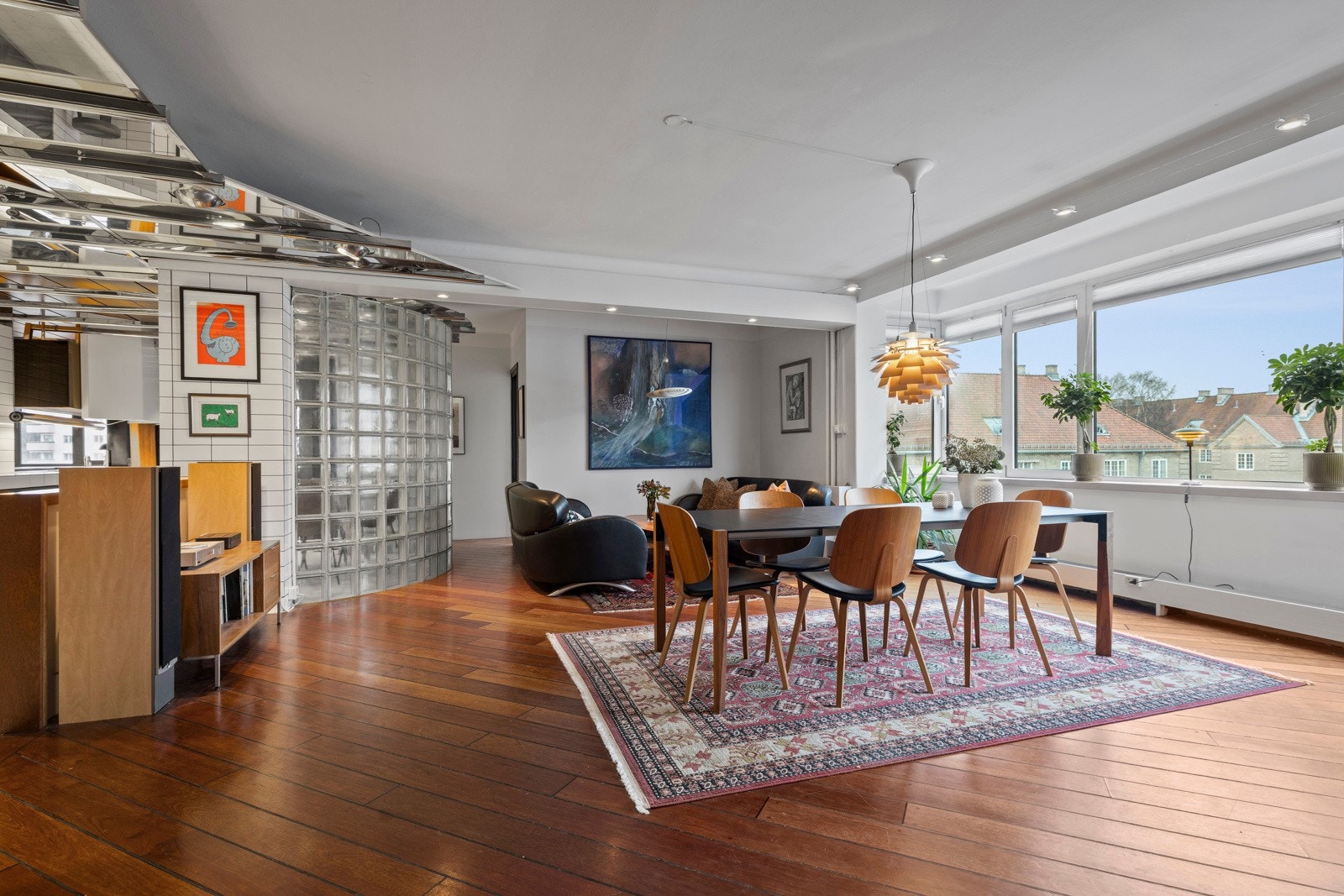 Stuen i leiligheten er romslig og flott opplyst med store vindusflater som gir rikelig med naturlig lys, og skaper en god atmosfære. Galleribilde