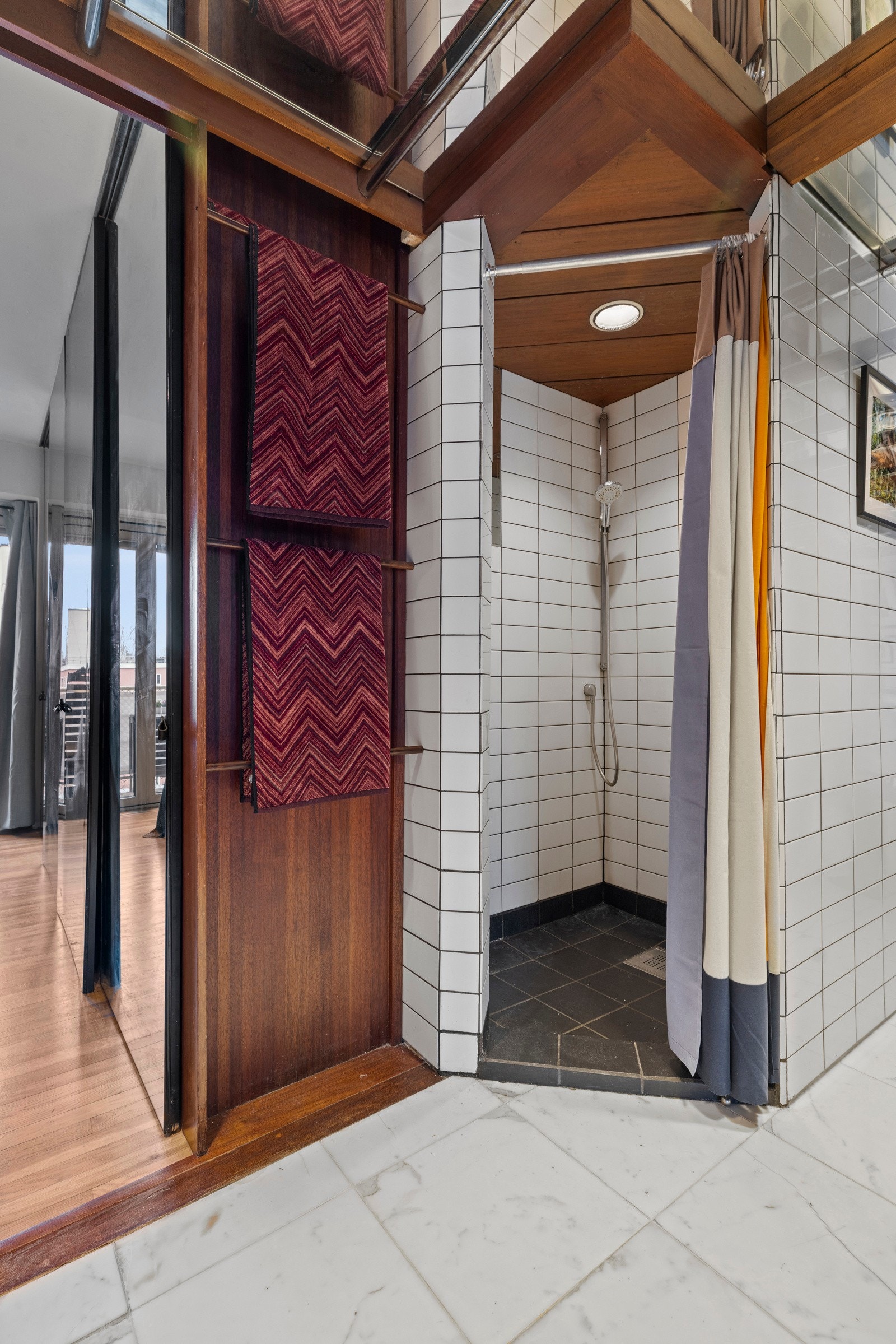 Fra badet er det også adkomst til hovedsoverommet. Galleribilde