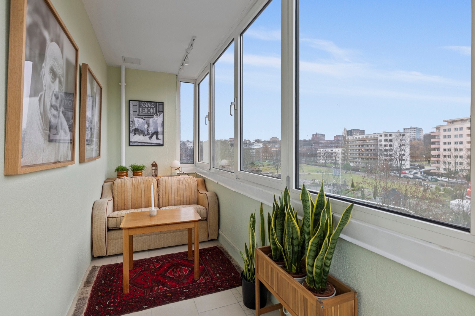 Fra soverommet er det utgang til en innglasset balkong på ca. 7 m². Galleribilde