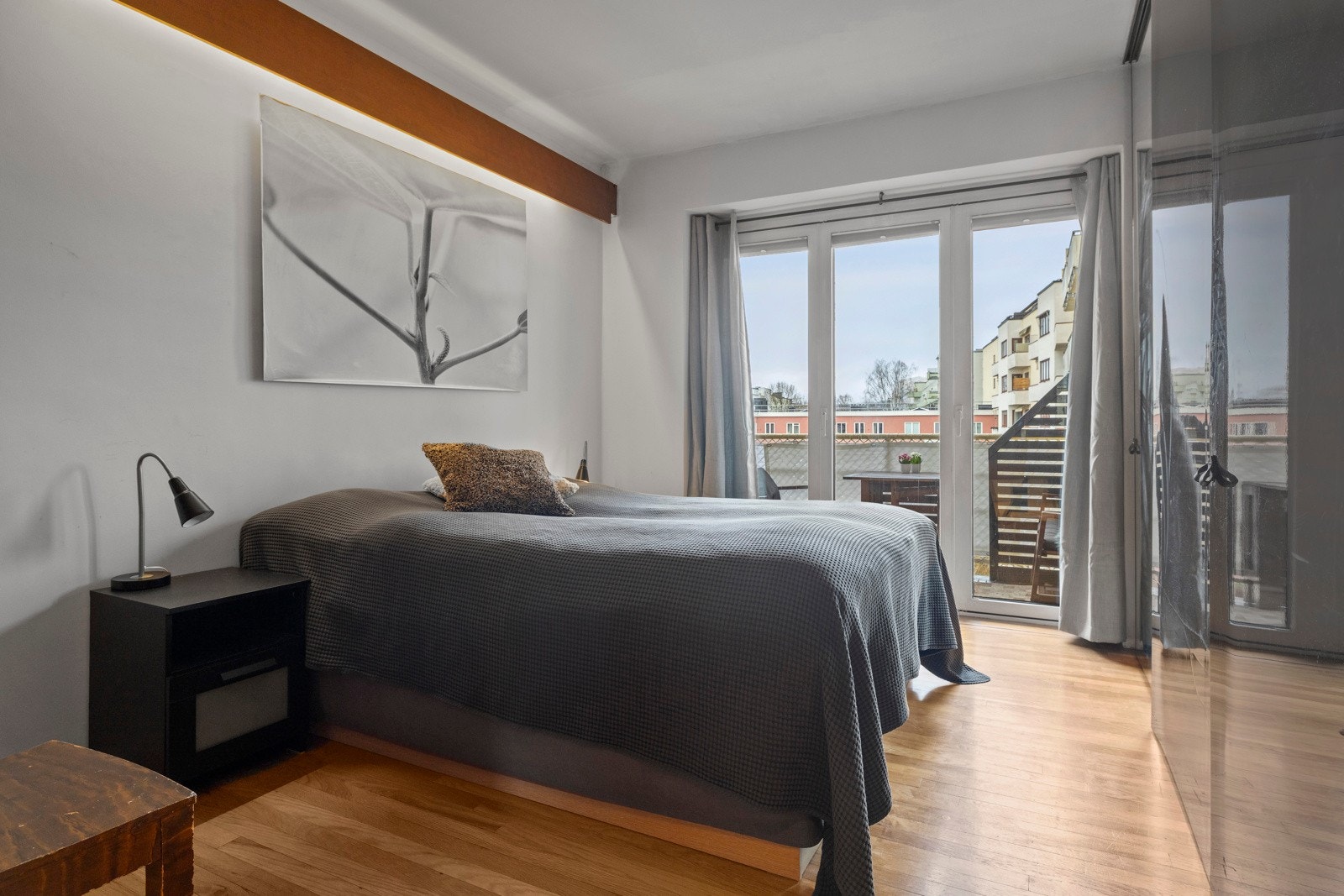 Soverommet er innredet med en stor garderobeløsning som gir praktisk oppbevaringsplass for klær og sengetøy, og bidrar til et ryddig og organisert rom. Galleribilde