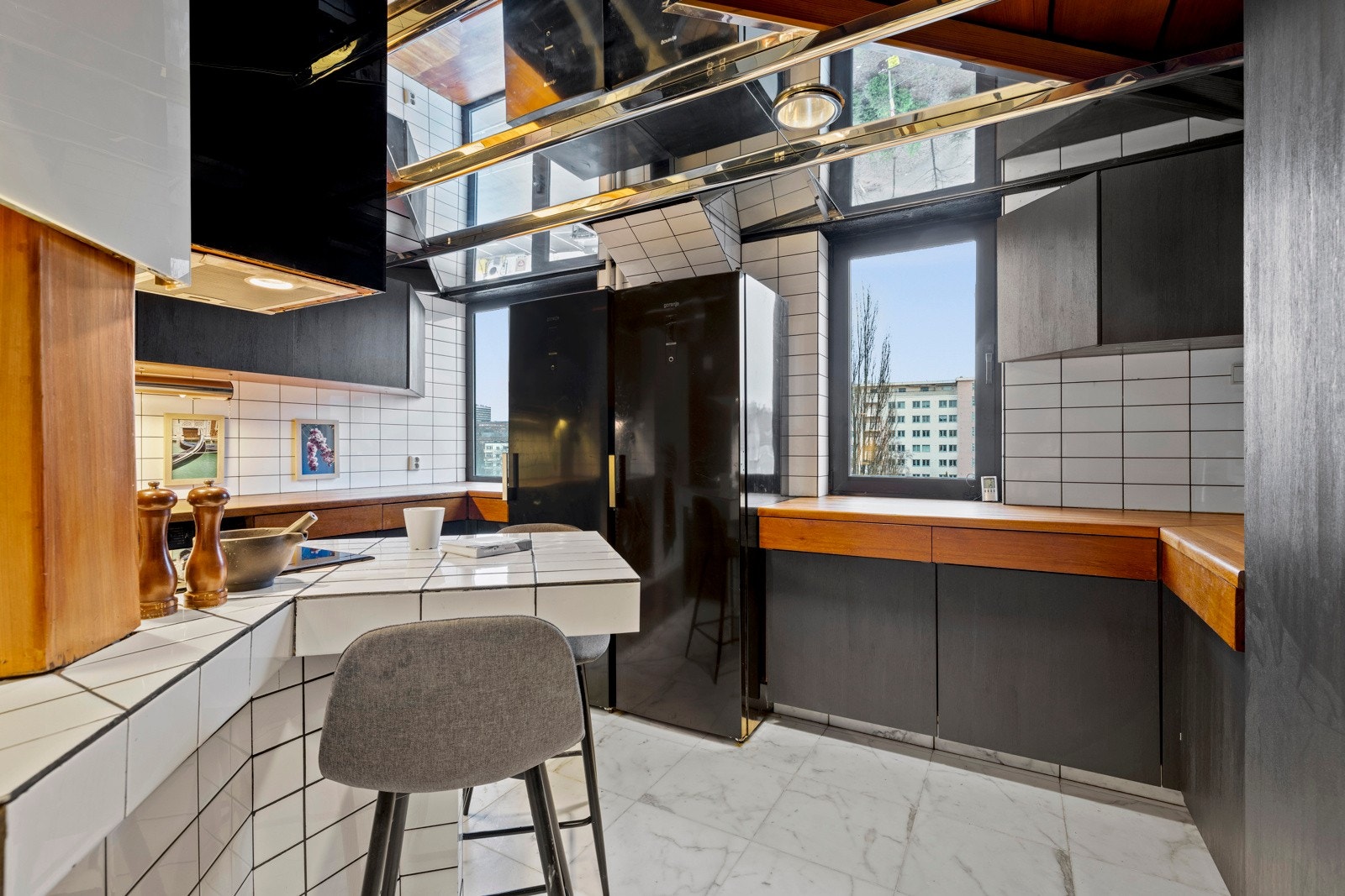 Her er det rikelig med benkeplass samt gode oppbevaringsmuligheter i over- og underskap. Galleribilde