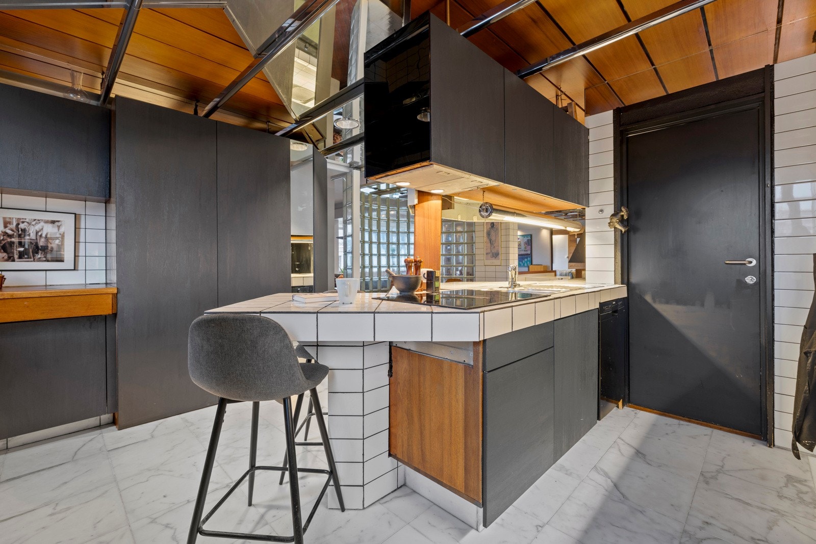 Kjøkkenet er innredet med integrerte hvitevarer som komfyr og platetopp. Det er plass til frittstående kjøleskap og opplegg for oppvaskmaskin samt vaskemaskin. Galleribilde