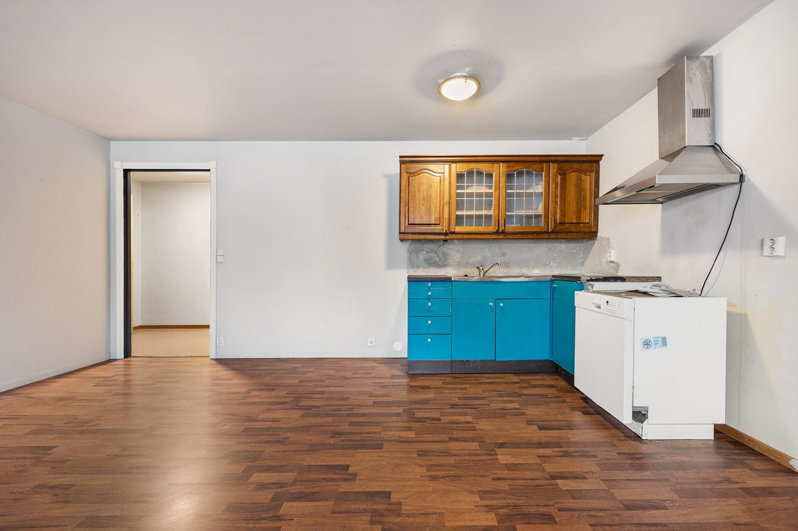 Kjøkkenkroken har en funksjonell plassering og er klar for modernisering. Galleribilde